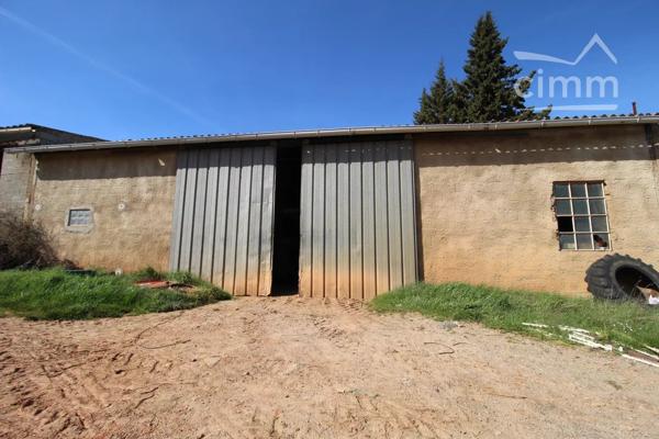 A vendre deux hangars sur une parcelle de 2915m².