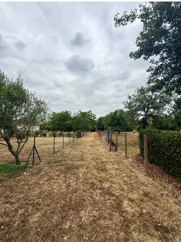 Terrain
        
        - 1500 m² 279 000 € *