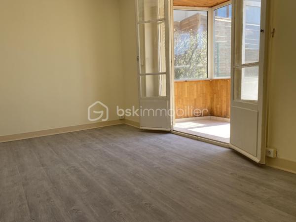 Saintry-sur-Seine, joli village avec son propre marché hebdomadaire, mieux qu'un appartement je vous propose de découvrir une maison de ville en pierre, proche des commerces et des écoles.
Elle est composée comme suit :
Au rez-de-chaussée cuisine aménagée, salon avec sa véranda qui donne accès à la terrasse exposée plein sud et son jardin.
De plus une salle d'eau moderne et un w.c indépendant.

A l'étage grande pièce palière (possibilité chambre) suivie d'une belle chambre lumineuse. Possibilité d'évolution.

A découvrir sans tarder, village au abord de carré Sénart, accès N104, A6 et A5.
Contactez moi au 06.30.89.35.01