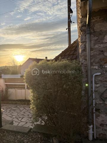Saintry-sur-Seine, joli village avec son propre marché hebdomadaire, mieux qu'un appartement je vous propose de découvrir une maison de ville en pierre, proche des commerces et des écoles.
Elle est composée comme suit :
Au rez-de-chaussée cuisine aménagée, salon avec sa véranda qui donne accès à la terrasse exposée plein sud et son jardin.
De plus une salle d'eau moderne et un w.c indépendant.

A l'étage grande pièce palière (possibilité chambre) suivie d'une belle chambre lumineuse. Possibilité d'évolution.

A découvrir sans tarder, village au abord de carré Sénart, accès N104, A6 et A5.
Contactez moi au 06.30.89.35.01