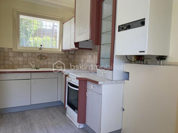 Saintry-sur-Seine, joli village avec son propre marché hebdomadaire, mieux qu'un appartement je vous propose de découvrir une maison de ville en pierre, proche des commerces et des écoles.
Elle est composée comme suit :
Au rez-de-chaussée cuisine aménagée, salon avec sa véranda qui donne accès à la terrasse exposée plein sud et son jardin.
De plus une salle d'eau moderne et un w.c indépendant.

A l'étage grande pièce palière (possibilité chambre) suivie d'une belle chambre lumineuse. Possibilité d'évolution.

A découvrir sans tarder, village au abord de carré Sénart, accès N104, A6 et A5.
Contactez moi au 06.30.89.35.01