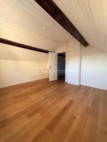 Saintry-sur-Seine, joli village avec son propre marché hebdomadaire, mieux qu'un appartement je vous propose de découvrir une maison de ville en pierre, proche des commerces et des écoles.
Elle est composée comme suit :
Au rez-de-chaussée cuisine aménagée, salon avec sa véranda qui donne accès à la terrasse exposée plein sud et son jardin.
De plus une salle d'eau moderne et un w.c indépendant.

A l'étage grande pièce palière (possibilité chambre) suivie d'une belle chambre lumineuse. Possibilité d'évolution.

A découvrir sans tarder, village au abord de carré Sénart, accès N104, A6 et A5.
Contactez moi au 06.30.89.35.01