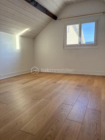 Saintry-sur-Seine, joli village avec son propre marché hebdomadaire, mieux qu'un appartement je vous propose de découvrir une maison de ville en pierre, proche des commerces et des écoles.
Elle est composée comme suit :
Au rez-de-chaussée cuisine aménagée, salon avec sa véranda qui donne accès à la terrasse exposée plein sud et son jardin.
De plus une salle d'eau moderne et un w.c indépendant.

A l'étage grande pièce palière (possibilité chambre) suivie d'une belle chambre lumineuse. Possibilité d'évolution.

A découvrir sans tarder, village au abord de carré Sénart, accès N104, A6 et A5.
Contactez moi au 06.30.89.35.01