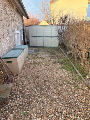 Saintry-sur-Seine, joli village avec son propre marché hebdomadaire, mieux qu'un appartement je vous propose de découvrir une maison de ville en pierre, proche des commerces et des écoles.
Elle est composée comme suit :
Au rez-de-chaussée cuisine aménagée, salon avec sa véranda qui donne accès à la terrasse exposée plein sud et son jardin.
De plus une salle d'eau moderne et un w.c indépendant.

A l'étage grande pièce palière (possibilité chambre) suivie d'une belle chambre lumineuse. Possibilité d'évolution.

A découvrir sans tarder, village au abord de carré Sénart, accès N104, A6 et A5.
Contactez moi au 06.30.89.35.01