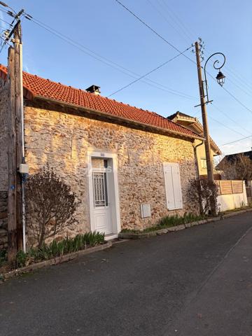 Saintry-sur-Seine, joli village avec son propre marché hebdomadaire, mieux qu'un appartement je vous propose de découvrir une maison de ville en pierre, proche des commerces et des écoles.
Elle est composée comme suit :
Au rez-de-chaussée cuisine aménagée, salon avec sa véranda qui donne accès à la terrasse exposée plein sud et son jardin.
De plus une salle d'eau moderne et un w.c indépendant.

A l'étage grande pièce palière (possibilité chambre) suivie d'une belle chambre lumineuse. Possibilité d'évolution.

A découvrir sans tarder, village au abord de carré Sénart, accès N104, A6 et A5.
Contactez moi au 06.30.89.35.01