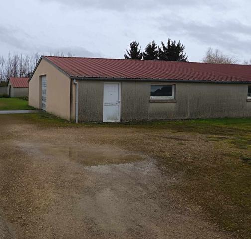 Hangars 450 m² sur terrain deplus de 1000 m² – non constructible