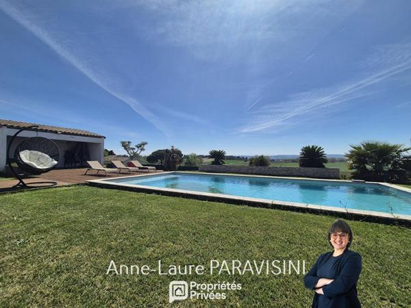 Grande maison de plain-pied avec garage et piscine