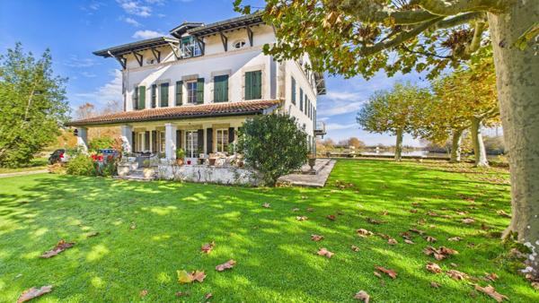 au coeur d'un parc clos et arboré de près de 2 hectares, la maison avec 450 m² habitables Bayonne