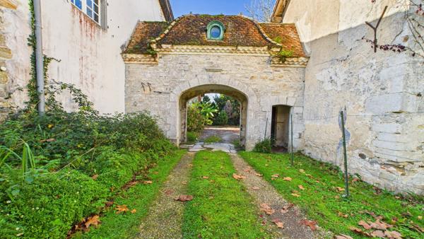 au coeur d'un parc clos et arboré de près de 2 hectares, la maison avec 450 m² habitables Bayonne