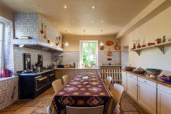 au coeur d'un parc clos et arboré de près de 2 hectares, la maison avec 450 m² habitables Bayonne