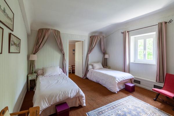 au coeur d'un parc clos et arboré de près de 2 hectares, la maison avec 450 m² habitables Bayonne