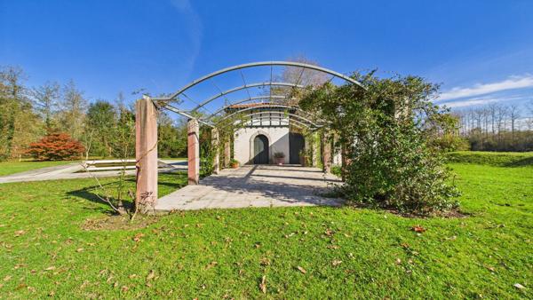 au coeur d'un parc clos et arboré de près de 2 hectares, la maison avec 450 m² habitables Bayonne