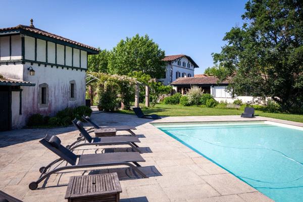 au coeur d'un parc clos et arboré de près de 2 hectares, la maison avec 450 m² habitables Bayonne