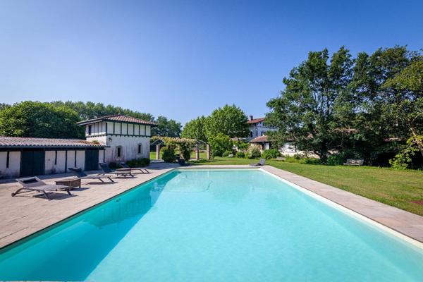 au coeur d'un parc clos et arboré de près de 2 hectares, la maison avec 450 m² habitables Bayonne