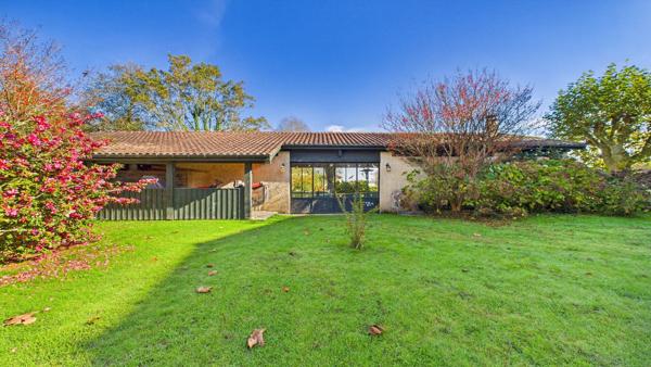 au coeur d'un parc clos et arboré de près de 2 hectares, la maison avec 450 m² habitables Bayonne