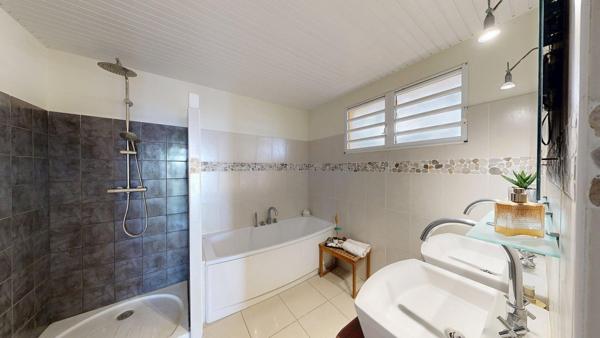 Superbe villa 5 chambres, piscine et vue mer.