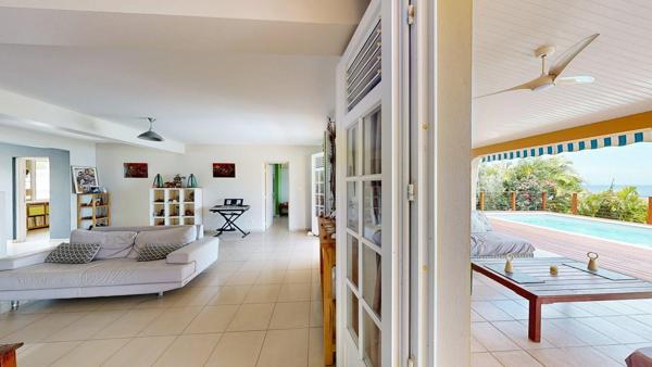 Superbe villa 5 chambres, piscine et vue mer.