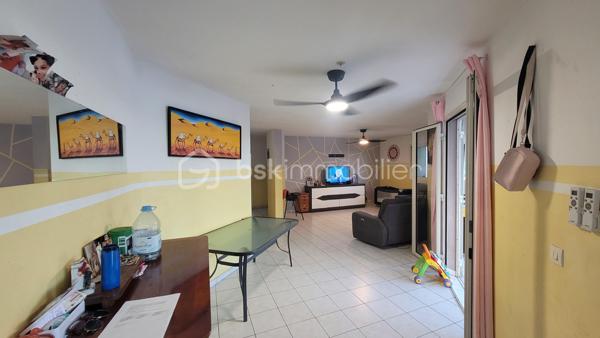 Vente Maison familiale de plain-pied de 97 m² avec terrasse, idéalement située dans le quartier résidentiel des Jacques à Saint-Joseph, proche des écoles et des commodités. Cette maison de plain-pied de 97 m² habitables saura séduire les acquéreurs en quête d'un bien fonctionnel et bien agencé, que ce soit pour y établir leur résidence principale ou pour réaliser un investissement locatif. 

Implantée dans un environnement calme et agréable, cette propriété bénéficie d'une bonne exposition et d'une construction solide en dur, avec toiture tôle et chauffe-eau solaire.

Dès l'entrée, d'une superficie de 3,60 m², vous accédez à la cuisine et l'espace de distribution bien pensé qui dessert l'ensemble des pièces de vie et des chambres. 

Le salon, vaste et lumineux, offre une superficie de 24,80 m². Il bénéficie d'une belle hauteur sous plafond et d'un accès direct sur la terrasse extérieure par l'intermédiaire d'une baie vitrée coulissante. L'espace de vie est prolongé par un hall terrasse de 9,40 m², créant une continuité agréable entre l'intérieur et l'extérieur, idéal pour profiter du cadre réunionnais tout au long de l'année. 

La cuisine, d'une superficie de 14,40 m² dispose d'une implantation en L avec de nombreux meubles de rangement, d'une plaque de cuisson, d'une hotte aspirante, et est dotée de fenêtres à jalousies garantissant une ventilation naturelle optimale. Fonctionnelle et agréable, elle conviendra parfaitement aux familles. 

Le couloir de 5 m² dessert les trois chambres, la salle de bain et le WC indépendant. Les trois chambres sont dotées de fenêtres assurant un bon renouvellement de l'air, présentent des superficies généreuses et confortables :

Chambre 1 : 12,20 m²
Chambre 2 : 10,40 m²
Chambre 3 : 11 m²

La salle de bain de 4,40 m² est équipée d'une baignoire d'angle, d'une vasque encastrée et d'un miroir. Elle dispose d'une fenêtre permettant une aération naturelle. Le WC, séparé de la salle de bain, offre une superficie de 1,80 m².

L'extérieur de la propriété constitue un véritable atout supplémentaire. La maison dispose d'une terrasse couverte de 16 m², parfaitement adaptée aux repas en plein air et aux moments de convivialité en famille ou entre amis. 

Une terrasse couvert supplémentaire aménagée avec une structure en bois et une toiture en tôle, accessible depuis l'extérieur, offre un espace de rangement. Le terrain entourant la maison dispose d'espaces verts, apportant une note de verdure et de sérénité à l'ensemble. 

La maison est implantée sur un terrain d'une superficie de 465 m², offrant un espace extérieur agréable autour de la maison. Concernant l'assainissement, la maison est équipée d'une fosse septique. 

Informations locatives
Ce bien est proposé à la vente et est actuellement occupé. Il est loué dans le cadre d'un bail d'habitation nu, avec des locataires en place jusqu'au 31 janvier 2027.

Le loyer mensuel en cours s'élève à 768 euros hors charges. Cette configuration permet à l'acquéreur de percevoir des revenus locatifs dès la signature de l'acte authentique, tout en se constituant un patrimoine immobilier dans un secteur résidentiel de Saint-Joseph.

Pour organiser une visite ou obtenir des informations complémentaires, contactez-moi.