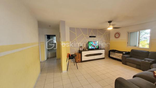 Vente Maison familiale de plain-pied de 97 m² avec terrasse, idéalement située dans le quartier résidentiel des Jacques à Saint-Joseph, proche des écoles et des commodités. Cette maison de plain-pied de 97 m² habitables saura séduire les acquéreurs en quête d'un bien fonctionnel et bien agencé, que ce soit pour y établir leur résidence principale ou pour réaliser un investissement locatif. 

Implantée dans un environnement calme et agréable, cette propriété bénéficie d'une bonne exposition et d'une construction solide en dur, avec toiture tôle et chauffe-eau solaire.

Dès l'entrée, d'une superficie de 3,60 m², vous accédez à la cuisine et l'espace de distribution bien pensé qui dessert l'ensemble des pièces de vie et des chambres. 

Le salon, vaste et lumineux, offre une superficie de 24,80 m². Il bénéficie d'une belle hauteur sous plafond et d'un accès direct sur la terrasse extérieure par l'intermédiaire d'une baie vitrée coulissante. L'espace de vie est prolongé par un hall terrasse de 9,40 m², créant une continuité agréable entre l'intérieur et l'extérieur, idéal pour profiter du cadre réunionnais tout au long de l'année. 

La cuisine, d'une superficie de 14,40 m² dispose d'une implantation en L avec de nombreux meubles de rangement, d'une plaque de cuisson, d'une hotte aspirante, et est dotée de fenêtres à jalousies garantissant une ventilation naturelle optimale. Fonctionnelle et agréable, elle conviendra parfaitement aux familles. 

Le couloir de 5 m² dessert les trois chambres, la salle de bain et le WC indépendant. Les trois chambres sont dotées de fenêtres assurant un bon renouvellement de l'air, présentent des superficies généreuses et confortables :

Chambre 1 : 12,20 m²
Chambre 2 : 10,40 m²
Chambre 3 : 11 m²

La salle de bain de 4,40 m² est équipée d'une baignoire d'angle, d'une vasque encastrée et d'un miroir. Elle dispose d'une fenêtre permettant une aération naturelle. Le WC, séparé de la salle de bain, offre une superficie de 1,80 m².

L'extérieur de la propriété constitue un véritable atout supplémentaire. La maison dispose d'une terrasse couverte de 16 m², parfaitement adaptée aux repas en plein air et aux moments de convivialité en famille ou entre amis. 

Une terrasse couvert supplémentaire aménagée avec une structure en bois et une toiture en tôle, accessible depuis l'extérieur, offre un espace de rangement. Le terrain entourant la maison dispose d'espaces verts, apportant une note de verdure et de sérénité à l'ensemble. 

La maison est implantée sur un terrain d'une superficie de 465 m², offrant un espace extérieur agréable autour de la maison. Concernant l'assainissement, la maison est équipée d'une fosse septique. 

Informations locatives
Ce bien est proposé à la vente et est actuellement occupé. Il est loué dans le cadre d'un bail d'habitation nu, avec des locataires en place jusqu'au 31 janvier 2027.

Le loyer mensuel en cours s'élève à 768 euros hors charges. Cette configuration permet à l'acquéreur de percevoir des revenus locatifs dès la signature de l'acte authentique, tout en se constituant un patrimoine immobilier dans un secteur résidentiel de Saint-Joseph.

Pour organiser une visite ou obtenir des informations complémentaires, contactez-moi.