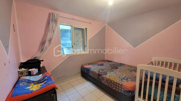 Vente Maison familiale de plain-pied de 97 m² avec terrasse, idéalement située dans le quartier résidentiel des Jacques à Saint-Joseph, proche des écoles et des commodités. Cette maison de plain-pied de 97 m² habitables saura séduire les acquéreurs en quête d'un bien fonctionnel et bien agencé, que ce soit pour y établir leur résidence principale ou pour réaliser un investissement locatif. 

Implantée dans un environnement calme et agréable, cette propriété bénéficie d'une bonne exposition et d'une construction solide en dur, avec toiture tôle et chauffe-eau solaire.

Dès l'entrée, d'une superficie de 3,60 m², vous accédez à la cuisine et l'espace de distribution bien pensé qui dessert l'ensemble des pièces de vie et des chambres. 

Le salon, vaste et lumineux, offre une superficie de 24,80 m². Il bénéficie d'une belle hauteur sous plafond et d'un accès direct sur la terrasse extérieure par l'intermédiaire d'une baie vitrée coulissante. L'espace de vie est prolongé par un hall terrasse de 9,40 m², créant une continuité agréable entre l'intérieur et l'extérieur, idéal pour profiter du cadre réunionnais tout au long de l'année. 

La cuisine, d'une superficie de 14,40 m² dispose d'une implantation en L avec de nombreux meubles de rangement, d'une plaque de cuisson, d'une hotte aspirante, et est dotée de fenêtres à jalousies garantissant une ventilation naturelle optimale. Fonctionnelle et agréable, elle conviendra parfaitement aux familles. 

Le couloir de 5 m² dessert les trois chambres, la salle de bain et le WC indépendant. Les trois chambres sont dotées de fenêtres assurant un bon renouvellement de l'air, présentent des superficies généreuses et confortables :

Chambre 1 : 12,20 m²
Chambre 2 : 10,40 m²
Chambre 3 : 11 m²

La salle de bain de 4,40 m² est équipée d'une baignoire d'angle, d'une vasque encastrée et d'un miroir. Elle dispose d'une fenêtre permettant une aération naturelle. Le WC, séparé de la salle de bain, offre une superficie de 1,80 m².

L'extérieur de la propriété constitue un véritable atout supplémentaire. La maison dispose d'une terrasse couverte de 16 m², parfaitement adaptée aux repas en plein air et aux moments de convivialité en famille ou entre amis. 

Une terrasse couvert supplémentaire aménagée avec une structure en bois et une toiture en tôle, accessible depuis l'extérieur, offre un espace de rangement. Le terrain entourant la maison dispose d'espaces verts, apportant une note de verdure et de sérénité à l'ensemble. 

La maison est implantée sur un terrain d'une superficie de 465 m², offrant un espace extérieur agréable autour de la maison. Concernant l'assainissement, la maison est équipée d'une fosse septique. 

Informations locatives
Ce bien est proposé à la vente et est actuellement occupé. Il est loué dans le cadre d'un bail d'habitation nu, avec des locataires en place jusqu'au 31 janvier 2027.

Le loyer mensuel en cours s'élève à 768 euros hors charges. Cette configuration permet à l'acquéreur de percevoir des revenus locatifs dès la signature de l'acte authentique, tout en se constituant un patrimoine immobilier dans un secteur résidentiel de Saint-Joseph.

Pour organiser une visite ou obtenir des informations complémentaires, contactez-moi.