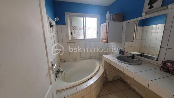 Vente Maison familiale de plain-pied de 97 m² avec terrasse, idéalement située dans le quartier résidentiel des Jacques à Saint-Joseph, proche des écoles et des commodités. Cette maison de plain-pied de 97 m² habitables saura séduire les acquéreurs en quête d'un bien fonctionnel et bien agencé, que ce soit pour y établir leur résidence principale ou pour réaliser un investissement locatif. 

Implantée dans un environnement calme et agréable, cette propriété bénéficie d'une bonne exposition et d'une construction solide en dur, avec toiture tôle et chauffe-eau solaire.

Dès l'entrée, d'une superficie de 3,60 m², vous accédez à la cuisine et l'espace de distribution bien pensé qui dessert l'ensemble des pièces de vie et des chambres. 

Le salon, vaste et lumineux, offre une superficie de 24,80 m². Il bénéficie d'une belle hauteur sous plafond et d'un accès direct sur la terrasse extérieure par l'intermédiaire d'une baie vitrée coulissante. L'espace de vie est prolongé par un hall terrasse de 9,40 m², créant une continuité agréable entre l'intérieur et l'extérieur, idéal pour profiter du cadre réunionnais tout au long de l'année. 

La cuisine, d'une superficie de 14,40 m² dispose d'une implantation en L avec de nombreux meubles de rangement, d'une plaque de cuisson, d'une hotte aspirante, et est dotée de fenêtres à jalousies garantissant une ventilation naturelle optimale. Fonctionnelle et agréable, elle conviendra parfaitement aux familles. 

Le couloir de 5 m² dessert les trois chambres, la salle de bain et le WC indépendant. Les trois chambres sont dotées de fenêtres assurant un bon renouvellement de l'air, présentent des superficies généreuses et confortables :

Chambre 1 : 12,20 m²
Chambre 2 : 10,40 m²
Chambre 3 : 11 m²

La salle de bain de 4,40 m² est équipée d'une baignoire d'angle, d'une vasque encastrée et d'un miroir. Elle dispose d'une fenêtre permettant une aération naturelle. Le WC, séparé de la salle de bain, offre une superficie de 1,80 m².

L'extérieur de la propriété constitue un véritable atout supplémentaire. La maison dispose d'une terrasse couverte de 16 m², parfaitement adaptée aux repas en plein air et aux moments de convivialité en famille ou entre amis. 

Une terrasse couvert supplémentaire aménagée avec une structure en bois et une toiture en tôle, accessible depuis l'extérieur, offre un espace de rangement. Le terrain entourant la maison dispose d'espaces verts, apportant une note de verdure et de sérénité à l'ensemble. 

La maison est implantée sur un terrain d'une superficie de 465 m², offrant un espace extérieur agréable autour de la maison. Concernant l'assainissement, la maison est équipée d'une fosse septique. 

Informations locatives
Ce bien est proposé à la vente et est actuellement occupé. Il est loué dans le cadre d'un bail d'habitation nu, avec des locataires en place jusqu'au 31 janvier 2027.

Le loyer mensuel en cours s'élève à 768 euros hors charges. Cette configuration permet à l'acquéreur de percevoir des revenus locatifs dès la signature de l'acte authentique, tout en se constituant un patrimoine immobilier dans un secteur résidentiel de Saint-Joseph.

Pour organiser une visite ou obtenir des informations complémentaires, contactez-moi.