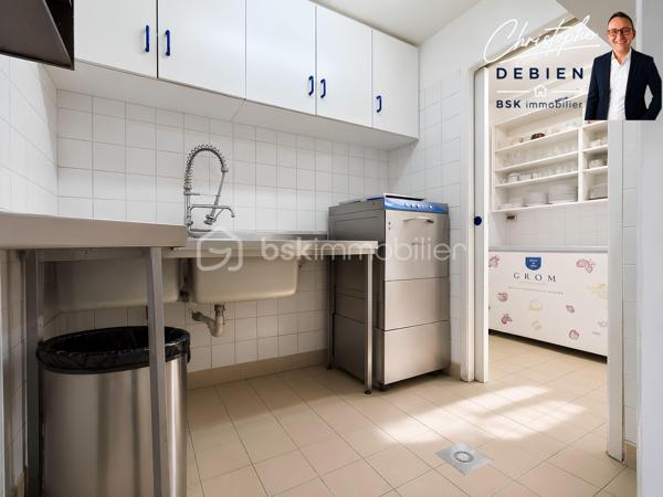 Christophe Debien – BSK Immobilier vous propose à la vente le fonds de commerce d'un restaurant-pizzeria idéalement situé au sud du secteur de Montaigu, au cœur d'une commune dynamique d'environ 3 700 habitants.

Bénéficiant d'un emplacement stratégique et d'une zone de chalandise d'environ 25 000 habitants à moins de 10 minutes, cet établissement profite d'une clientèle fidèle, locale et touristique, garantissant une activité régulière.

L'établissement réalise un chiffre d'affaires stable supérieur à 300 000 €, avec une répartition d'activité d'environ 70 % de restauration sur place et 30 % de vente à emporter, offrant une exploitation équilibrée ainsi qu'un réel potentiel de développement.

D'une surface exploitable d'environ 128 m², il dispose d'une capacité d'accueil d'environ 80 couverts, répartis comme suit :
•	40 couverts en salle,
•	40 couverts en terrasse.

La cuisine est fonctionnelle, parfaitement entretenue et vendue avec un matériel complet appartenant à l'exploitant (aucun matériel en location), comprenant notamment :
•	Tireuse à bière professionnelle de moins d'un an,
•	Machine à café professionnelle de 4 ans,
•	Six réfrigérateurs professionnels de 4 ans,
•	Congélateur professionnel de 4 ans,
•	Four à pizza électrique double chambre (2 × 6 pizzas) de 4 ans,
•	Frigo-bar avec groupe moteur remplacé en 2023,
•	Plaques de cuisson gaz,
•	Lave-vaisselle professionnel,
•	Trancheuse,
•	Salamandre,
•	Plancha,
•	Cuiseur à pâtes,
•	Bain-marie.

L'ensemble du matériel est en excellent état de fonctionnement et permet une reprise immédiate de l'activité sans investissement complémentaire.
La Licence IV est comprise dans la vente.

Le fonds de commerce est exploité dans le cadre d'un bail commercial en cours jusqu'en mars 2028, avec un loyer mensuel de 1 200 €, offrant une excellente visibilité au futur exploitant.

Un fort potentiel de développement

Cette affaire présente encore de nombreuses perspectives d'évolution, notamment grâce :
•	à l'exploitation de l'étage,
•	au développement de la vente à emporter,
•	à la mise en place d'un service de livraison,
•	à l'optimisation de l'activité.

Plusieurs possibilités d'acquisition selon votre projet

Afin de répondre aux différents profils d'acquéreurs, plusieurs solutions sont proposées :
• Acquisition du fonds de commerce uniquement : 125 000 € FAI

Vous poursuivez immédiatement l'exploitation dans le cadre du bail commercial existant jusqu'en mars 2028.

• Acquisition des murs commerciaux uniquement : 162 000 € FAI

Une opportunité idéale pour un investisseur recherchant un actif commercial offrant une valeur locative estimée à 1 200 € par mois, avec un locataire déjà en place.

• Acquisition de l'ensemble (fonds de commerce + murs commerciaux) : 280 000 € FAI

La solution idéale pour devenir propriétaire de votre outil de travail tout en constituant un patrimoine immobilier. Vous supprimez le coût du loyer commercial, sécurisez durablement votre activité et bénéficiez d'un actif immobilier pérenne.

Prix de vente du fonds de commerce : 125 000 € Frais d'Agence Inclus

Honoraires : 10 000 € TTC Inclus soit 8 % du prix FAI soit 8 333 € HT

Cette opportunité conviendra parfaitement à un professionnel de la restauration, à un couple souhaitant reprendre une affaire reconnue ou à un investisseur recherchant un projet rentable avec plusieurs possibilités d'acquisition.

Pour tout renseignement complémentaire ou organiser une visite :
Christophe Debien
BSK Immobilier

Dossier complet, bilans comptables et visites disponibles sur demande.
