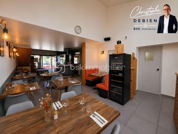 Christophe Debien – BSK Immobilier vous propose à la vente le fonds de commerce d'un restaurant-pizzeria idéalement situé au sud du secteur de Montaigu, au cœur d'une commune dynamique d'environ 3 700 habitants.

Bénéficiant d'un emplacement stratégique et d'une zone de chalandise d'environ 25 000 habitants à moins de 10 minutes, cet établissement profite d'une clientèle fidèle, locale et touristique, garantissant une activité régulière.

L'établissement réalise un chiffre d'affaires stable supérieur à 300 000 €, avec une répartition d'activité d'environ 70 % de restauration sur place et 30 % de vente à emporter, offrant une exploitation équilibrée ainsi qu'un réel potentiel de développement.

D'une surface exploitable d'environ 128 m², il dispose d'une capacité d'accueil d'environ 80 couverts, répartis comme suit :
•	40 couverts en salle,
•	40 couverts en terrasse.

La cuisine est fonctionnelle, parfaitement entretenue et vendue avec un matériel complet appartenant à l'exploitant (aucun matériel en location), comprenant notamment :
•	Tireuse à bière professionnelle de moins d'un an,
•	Machine à café professionnelle de 4 ans,
•	Six réfrigérateurs professionnels de 4 ans,
•	Congélateur professionnel de 4 ans,
•	Four à pizza électrique double chambre (2 × 6 pizzas) de 4 ans,
•	Frigo-bar avec groupe moteur remplacé en 2023,
•	Plaques de cuisson gaz,
•	Lave-vaisselle professionnel,
•	Trancheuse,
•	Salamandre,
•	Plancha,
•	Cuiseur à pâtes,
•	Bain-marie.

L'ensemble du matériel est en excellent état de fonctionnement et permet une reprise immédiate de l'activité sans investissement complémentaire.
La Licence IV est comprise dans la vente.

Le fonds de commerce est exploité dans le cadre d'un bail commercial en cours jusqu'en mars 2028, avec un loyer mensuel de 1 200 €, offrant une excellente visibilité au futur exploitant.

Un fort potentiel de développement

Cette affaire présente encore de nombreuses perspectives d'évolution, notamment grâce :
•	à l'exploitation de l'étage,
•	au développement de la vente à emporter,
•	à la mise en place d'un service de livraison,
•	à l'optimisation de l'activité.

Plusieurs possibilités d'acquisition selon votre projet

Afin de répondre aux différents profils d'acquéreurs, plusieurs solutions sont proposées :
• Acquisition du fonds de commerce uniquement : 125 000 € FAI

Vous poursuivez immédiatement l'exploitation dans le cadre du bail commercial existant jusqu'en mars 2028.

• Acquisition des murs commerciaux uniquement : 162 000 € FAI

Une opportunité idéale pour un investisseur recherchant un actif commercial offrant une valeur locative estimée à 1 200 € par mois, avec un locataire déjà en place.

• Acquisition de l'ensemble (fonds de commerce + murs commerciaux) : 280 000 € FAI

La solution idéale pour devenir propriétaire de votre outil de travail tout en constituant un patrimoine immobilier. Vous supprimez le coût du loyer commercial, sécurisez durablement votre activité et bénéficiez d'un actif immobilier pérenne.

Prix de vente du fonds de commerce : 125 000 € Frais d'Agence Inclus

Honoraires : 10 000 € TTC Inclus soit 8 % du prix FAI soit 8 333 € HT

Cette opportunité conviendra parfaitement à un professionnel de la restauration, à un couple souhaitant reprendre une affaire reconnue ou à un investisseur recherchant un projet rentable avec plusieurs possibilités d'acquisition.

Pour tout renseignement complémentaire ou organiser une visite :
Christophe Debien
BSK Immobilier

Dossier complet, bilans comptables et visites disponibles sur demande.