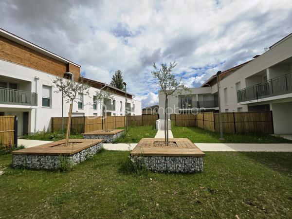 Résidence de janvier 2026 (jamais occupé) dans une copropriété sécurisée de 65 logements livrés en 2026 alliant modernité, qualité et économie d'énergie.

L'appartement T2 de 46,30 m² se situe au 1er et dernier étage avec ascenseur. Il propose un séjour lumineux de 28 m² avec cuisine équipée ouvrant sur une loggia orientée sud-ouest, une chambre de 12 m² avec placard triple aménagé, une salle de bains avec meuble vasque, baignoire, sèche-serviettes et toilette. Une place de parking en sous-sol sécurisé complète ce bien.

Faibles charges : environ 66 € / mois.

Prestations qualitatives : climatisation réversible, menuiseries PVC double vitrage avec volets roulants électriques, DPE A très économe, chauffe-eau thermodynamique, RE 2020, NF Habitat avec ossature bois.

La copropriété composée de 7 villas et de 3 petits immeubles se situe au calme à proximité des commerces (Aldi, Super U...) et à 5 minutes en voiture de l'A62.