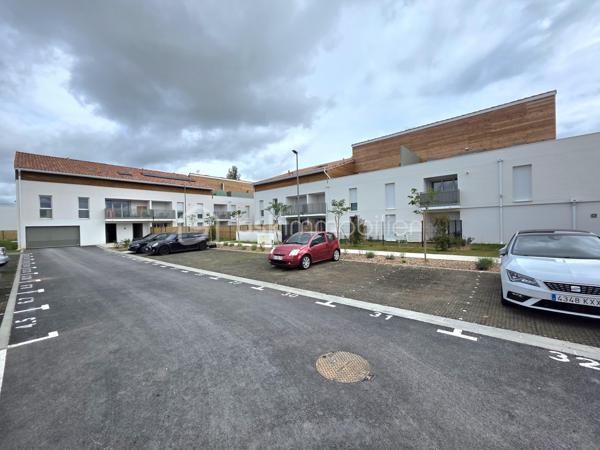 Résidence de janvier 2026 (jamais occupé) dans une copropriété sécurisée de 65 logements livrés en 2026 alliant modernité, qualité et économie d'énergie.

L'appartement T2 de 46,30 m² se situe au 1er et dernier étage avec ascenseur. Il propose un séjour lumineux de 28 m² avec cuisine équipée ouvrant sur une loggia orientée sud-ouest, une chambre de 12 m² avec placard triple aménagé, une salle de bains avec meuble vasque, baignoire, sèche-serviettes et toilette. Une place de parking en sous-sol sécurisé complète ce bien.

Faibles charges : environ 66 € / mois.

Prestations qualitatives : climatisation réversible, menuiseries PVC double vitrage avec volets roulants électriques, DPE A très économe, chauffe-eau thermodynamique, RE 2020, NF Habitat avec ossature bois.

La copropriété composée de 7 villas et de 3 petits immeubles se situe au calme à proximité des commerces (Aldi, Super U...) et à 5 minutes en voiture de l'A62.
