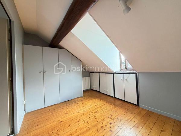 NOUVEAUTÉ - INVESTISSEUR 

Au sein d'une petite copropriété proche de la place Émile Zola , ce T2 de 30 m² au sol , 25,75m2 carrez est idéal pour un étudiant ou un primo accédant 

Parfaitement distribué, vous y trouverez : 
• Un bel espace nuit avec de nombreux rangements.
• Une cuisine 
• Une Salle de douche 
• Un WC séparé.

DPE C 

+ D'infos en MP ou 0770862411
