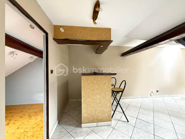 NOUVEAUTÉ - INVESTISSEUR 

Au sein d'une petite copropriété proche de la place Émile Zola , ce T2 de 30 m² au sol , 25,75m2 carrez est idéal pour un étudiant ou un primo accédant 

Parfaitement distribué, vous y trouverez : 
• Un bel espace nuit avec de nombreux rangements.
• Une cuisine 
• Une Salle de douche 
• Un WC séparé.

DPE C 

+ D'infos en MP ou 0770862411