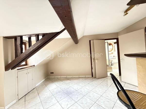 NOUVEAUTÉ - INVESTISSEUR 

Au sein d'une petite copropriété proche de la place Émile Zola , ce T2 de 30 m² au sol , 25,75m2 carrez est idéal pour un étudiant ou un primo accédant 

Parfaitement distribué, vous y trouverez : 
• Un bel espace nuit avec de nombreux rangements.
• Une cuisine 
• Une Salle de douche 
• Un WC séparé.

DPE C 

+ D'infos en MP ou 0770862411