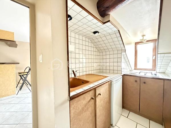 NOUVEAUTÉ - INVESTISSEUR 

Au sein d'une petite copropriété proche de la place Émile Zola , ce T2 de 30 m² au sol , 25,75m2 carrez est idéal pour un étudiant ou un primo accédant 

Parfaitement distribué, vous y trouverez : 
• Un bel espace nuit avec de nombreux rangements.
• Une cuisine 
• Une Salle de douche 
• Un WC séparé.

DPE C 

+ D'infos en MP ou 0770862411