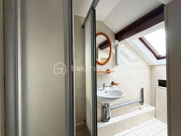 NOUVEAUTÉ - INVESTISSEUR 

Au sein d'une petite copropriété proche de la place Émile Zola , ce T2 de 30 m² au sol , 25,75m2 carrez est idéal pour un étudiant ou un primo accédant 

Parfaitement distribué, vous y trouverez : 
• Un bel espace nuit avec de nombreux rangements.
• Une cuisine 
• Une Salle de douche 
• Un WC séparé.

DPE C 

+ D'infos en MP ou 0770862411