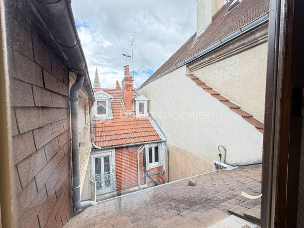 NOUVEAUTÉ - INVESTISSEUR 

Au sein d'une petite copropriété proche de la place Émile Zola , ce T2 de 30 m² au sol , 25,75m2 carrez est idéal pour un étudiant ou un primo accédant 

Parfaitement distribué, vous y trouverez : 
• Un bel espace nuit avec de nombreux rangements.
• Une cuisine 
• Une Salle de douche 
• Un WC séparé.

DPE C 

+ D'infos en MP ou 0770862411