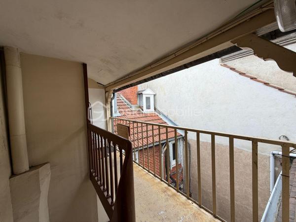 NOUVEAUTÉ - INVESTISSEUR 

Au sein d'une petite copropriété proche de la place Émile Zola , ce T2 de 30 m² au sol , 25,75m2 carrez est idéal pour un étudiant ou un primo accédant 

Parfaitement distribué, vous y trouverez : 
• Un bel espace nuit avec de nombreux rangements.
• Une cuisine 
• Une Salle de douche 
• Un WC séparé.

DPE C 

+ D'infos en MP ou 0770862411