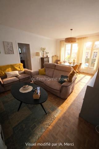 À Dinan, charmant T4 de 87 m² avec 3 chambres, garage, ascenseur, sans vis-à-vis, et sans travaux, accès direct au centre historique et aux commerces