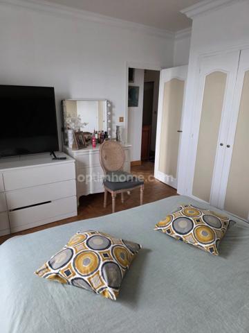 À Dinan, charmant T4 de 87 m² avec 3 chambres, garage, ascenseur, sans vis-à-vis, et sans travaux, accès direct au centre historique et aux commerces