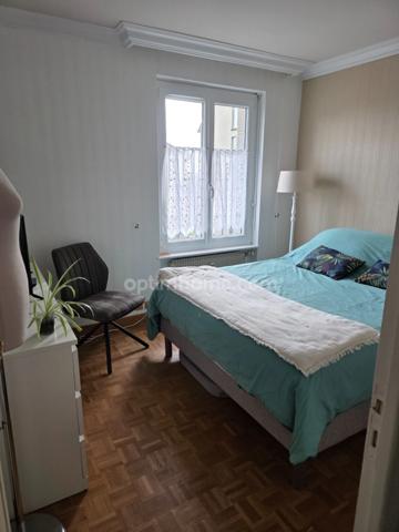 À Dinan, charmant T4 de 87 m² avec 3 chambres, garage, ascenseur, sans vis-à-vis, et sans travaux, accès direct au centre historique et aux commerces