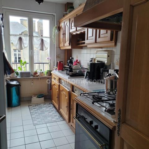 À Dinan, charmant T4 de 87 m² avec 3 chambres, garage, ascenseur, sans vis-à-vis, et sans travaux, accès direct au centre historique et aux commerces