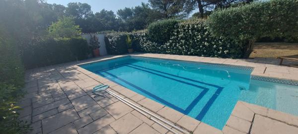 30.GARD.NIMES. Magnifique maison de 130 m² sur terrain arboré de 2000 m² avec piscine secteur très prisé quartier CASTANET