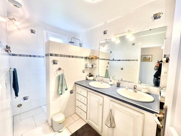 VILLA PLAIN-PIED AVEC DOUBLE GARAGE ET TERRAIN BOISE