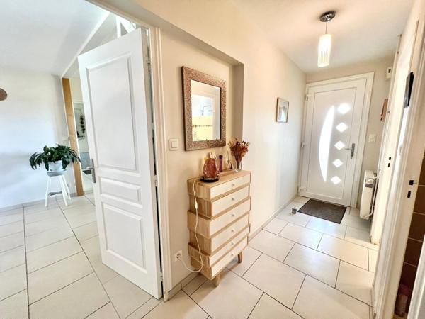 VILLA PLAIN-PIED AVEC DOUBLE GARAGE ET TERRAIN BOISE