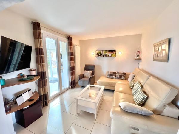 VILLA PLAIN-PIED AVEC DOUBLE GARAGE ET TERRAIN BOISE