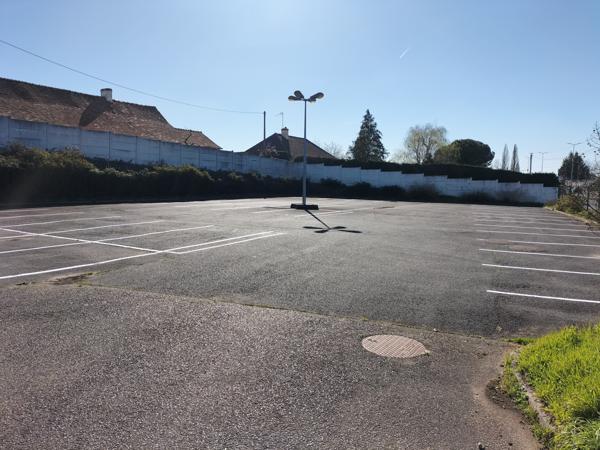 Allonnes (72700) LOCAL COMMERCIAL OU USAGE TERTIAIRE SITUE FACE A LA GRANDE SURFACE LECLERC