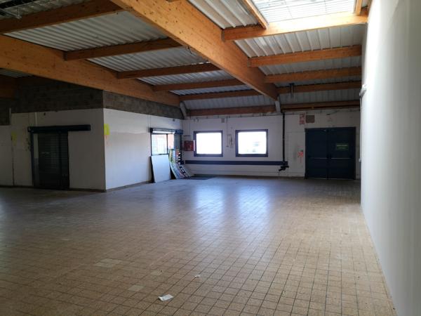 Allonnes (72700) LOCAL COMMERCIAL OU USAGE TERTIAIRE SITUE FACE A LA GRANDE SURFACE LECLERC