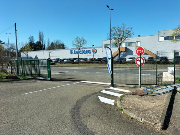 Allonnes (72700) LOCAL COMMERCIAL OU USAGE TERTIAIRE SITUE FACE A LA GRANDE SURFACE LECLERC