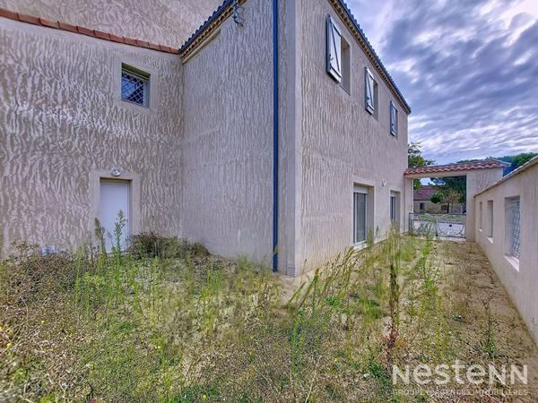 A Vendre Maison rénovée en pierre de 145 m² avec jardinet au coeur du village de Gondrin.