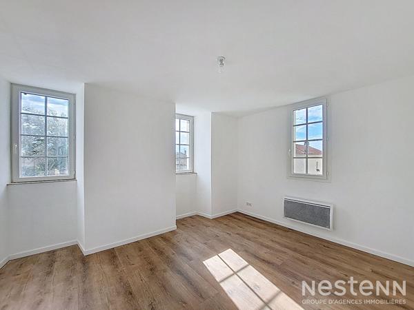 A Vendre Maison rénovée en pierre de 145 m² avec jardinet au coeur du village de Gondrin.