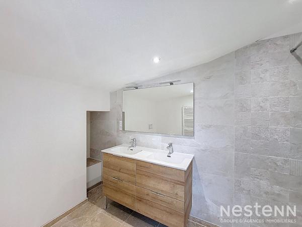 A Vendre Maison rénovée en pierre de 145 m² avec jardinet au coeur du village de Gondrin.